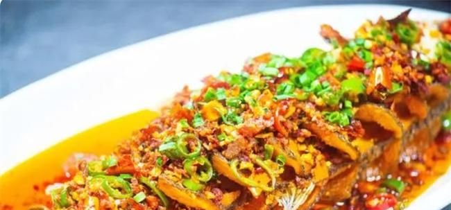 川菜不沾水喷鱼做法直接炸鱼外焦里嫩麻辣鲜香入味好吃