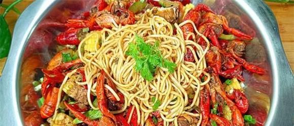 麻辣小龙虾新做法  有菜还有面条  连汤汁都不放过吃起来太过瘾了