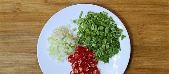 酸辣土豆丝很多人爱吃，你吃过炖煮味道吗？做法简单，比炒的好吃