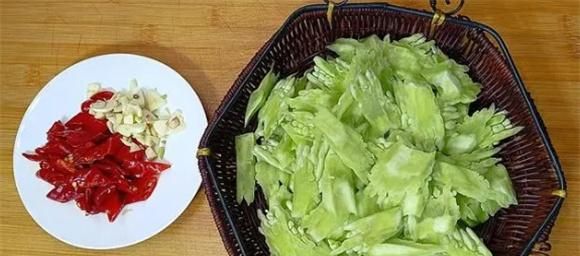 不爱吃苦瓜的可以试试这个做法,提味又能冲淡苦味,好吃下饭