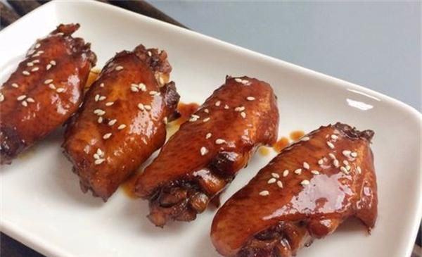 懒人版可乐鸡翅 只需往电饭锅里一丢 就能做出美味口的可乐鸡翅