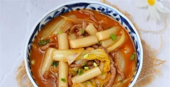 年糕还是中式做法好吃,加蔬菜和肉丝煮成汤,软糯入味儿营养十足