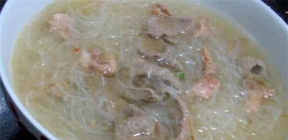 猪肉粉丝汤的家常做法  跟着方法步骤制作  轻松在家做出美味美食