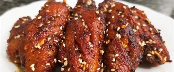 鸡翅别红烧了 试试这样做 外酥里嫩椒香美味 好吃到直吮手指