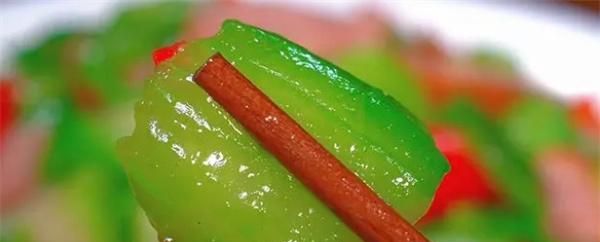 夏天丝瓜怎么做才好吃，记住这一点，丝瓜不出汤不发黑，真好吃