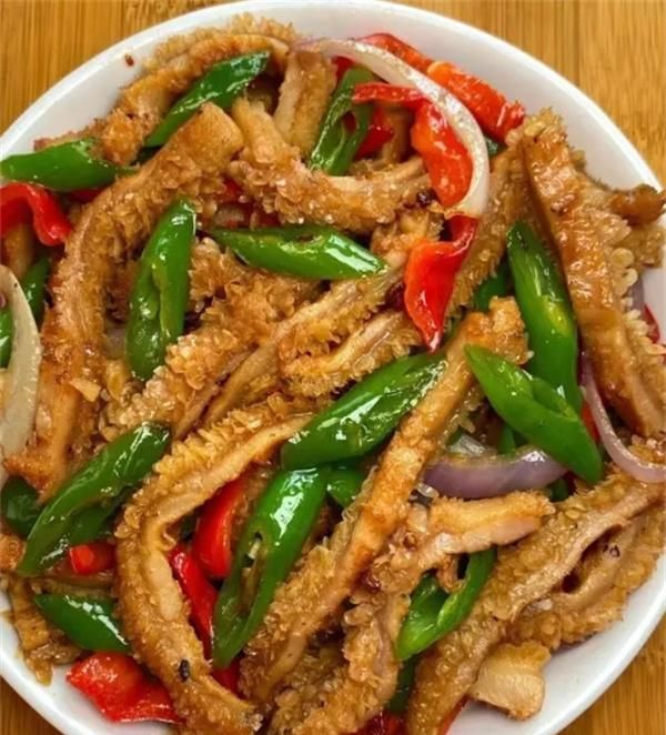 青椒炒牛肚丝的家常做法，牛肚弹牙，青椒爽脆，超级下饭的炒菜！