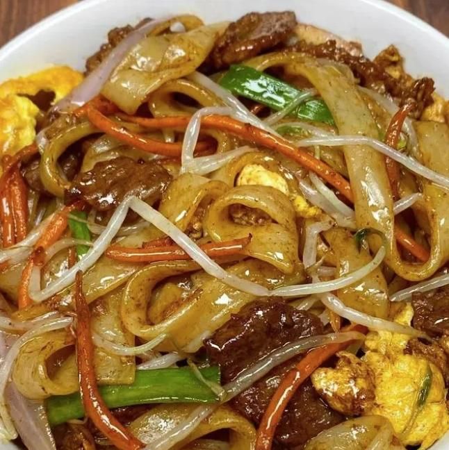 干炒牛河家常做法，牛肉鲜嫩河粉爽滑，比路边摊炒出来的都好吃！