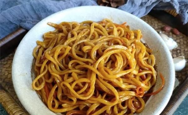 饭店不外传的炒面条做法，劲道爽滑、喷香入味，吃一次就忘不掉