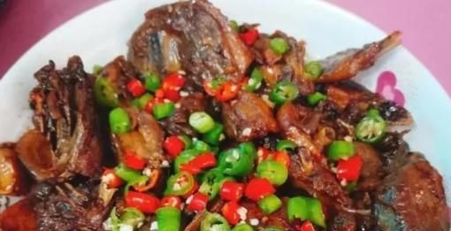 做啤酒鸭时，啤酒最好啥时放？大厨教你正确做法，醇香肉嫩不油腻