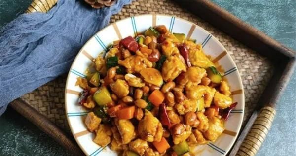 鸡胸肉这个做法解馋又下饭，糊辣荔枝味，酸酸甜甜，家人爱吃