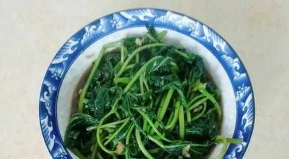 炒红薯叶时，切记不要掉水，这样做，颜色翠绿，美味又好吃