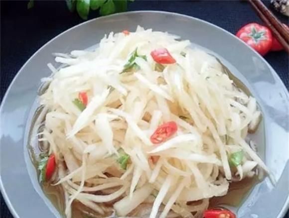 大厨教你饭店凉拌萝卜丝的做法,看看都用的啥调料,香辣脆爽