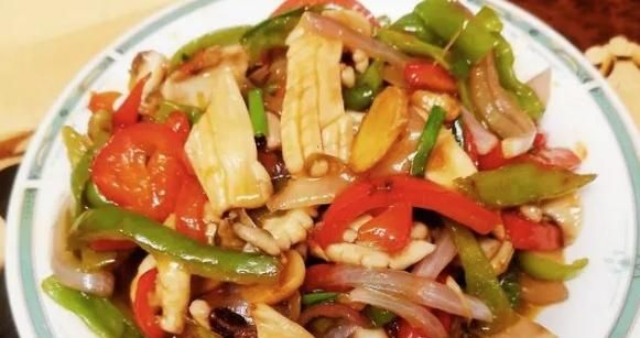 鱿鱼怎么做好吃？大厨分享酒店做法，鲜香入味、无腥味，又嫩又脆