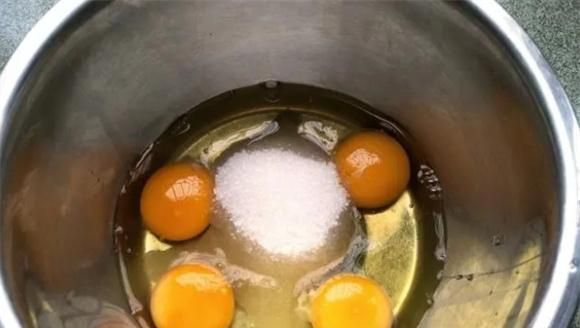 老式脆皮蛋糕最简单的做法，无水无油，在家就能做
