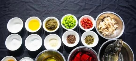 川菜青椒肥肠鱼做法，鱼和肥肠的美味兼得，麻辣鲜香