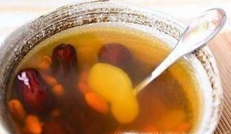自制养生姜枣茶简便方法,熬制红枣生姜红茶步骤
