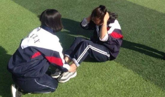 小学生仰卧起坐的正确做法