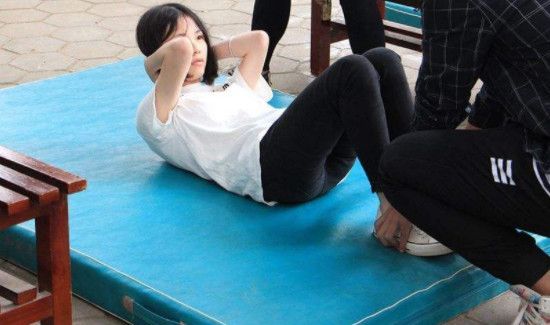小学生仰卧起坐的正确做法