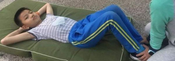 小学生仰卧起坐的正确做法