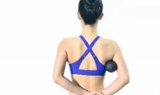 三角肌拉伸动作