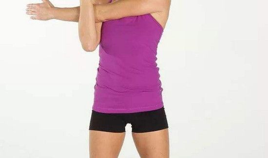 三角肌拉伸动作