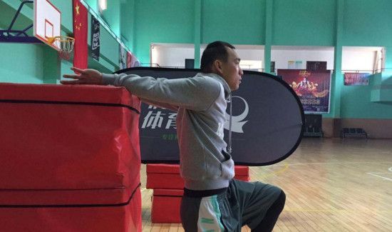 肱二头肌怎么拉伸