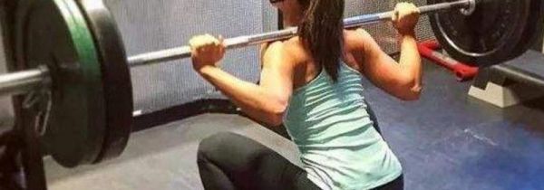 杠铃大腿内侧训练动作