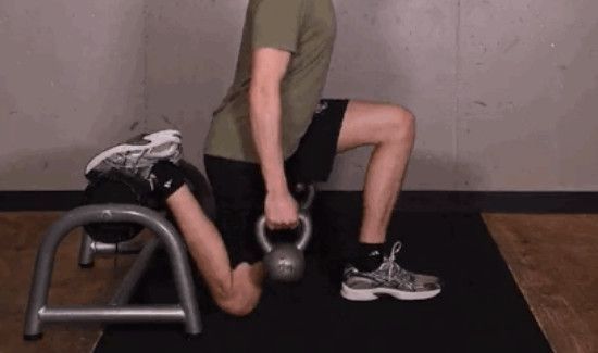 哑铃大腿训练动作