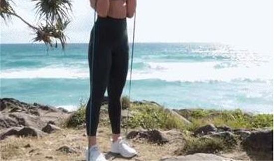 弹力绳能练出翘臀吗