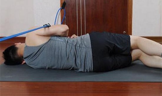 弹力绳能练出翘臀吗