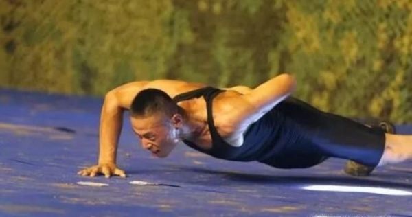 在家徒手怎么俯卧撑练胸肌