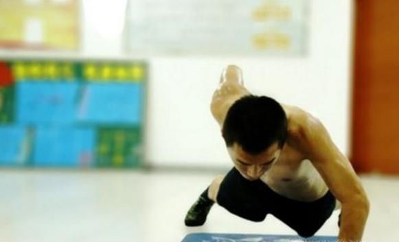 在家徒手怎么俯卧撑练胸肌