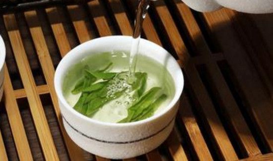为什么龙井茶泡出来是红色的