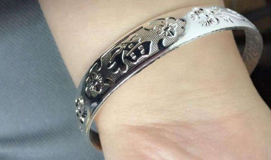 晚上睡觉带银镯子好吗