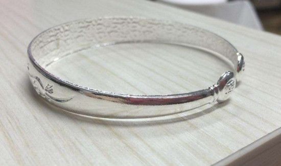 晚上睡觉带银镯子好吗