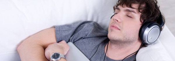 晚上睡觉带耳机听歌好吗