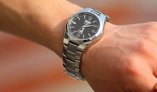 睡觉时手表要不要取下来