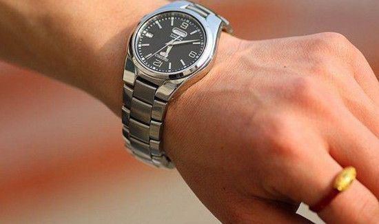 晚上睡觉要不要摘手表