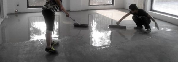 地板上的水泥用什么方法去除