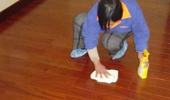 地板上的污渍怎么清除