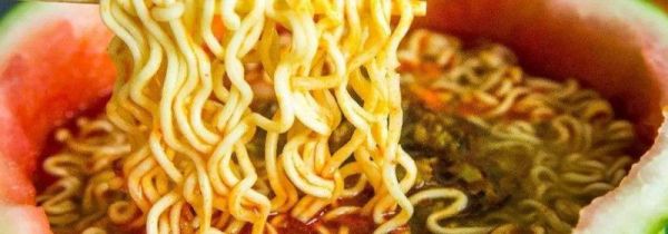 西瓜和泡面能一起吃吗