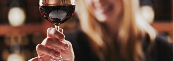 喝红酒拿酒杯正确姿势