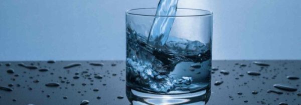 成人每天喝多少水合适