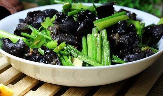 芹菜木耳能一起吃吗