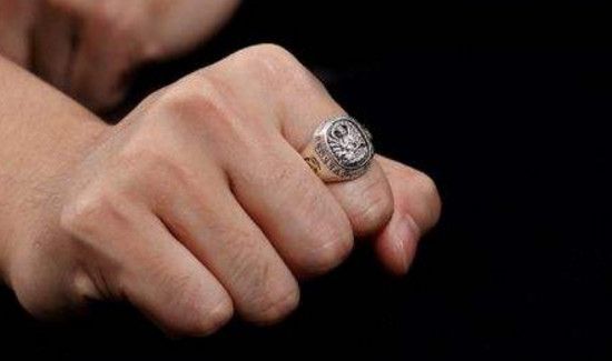 女人食指戴戒指什么意思