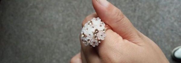 女人食指戴戒指什么意思