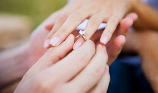 小拇指戴戒指什么意思