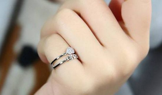 大拇指戴戒指什么意思