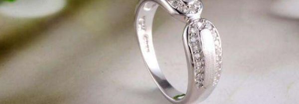 大拇指戴戒指什么意思