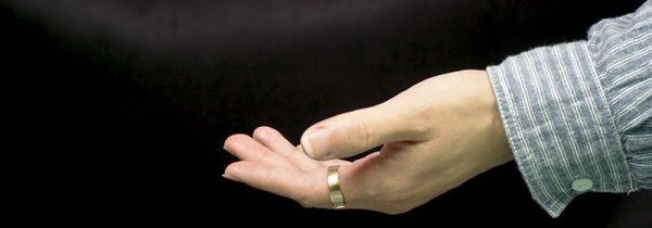 食指戴戒指什么意思